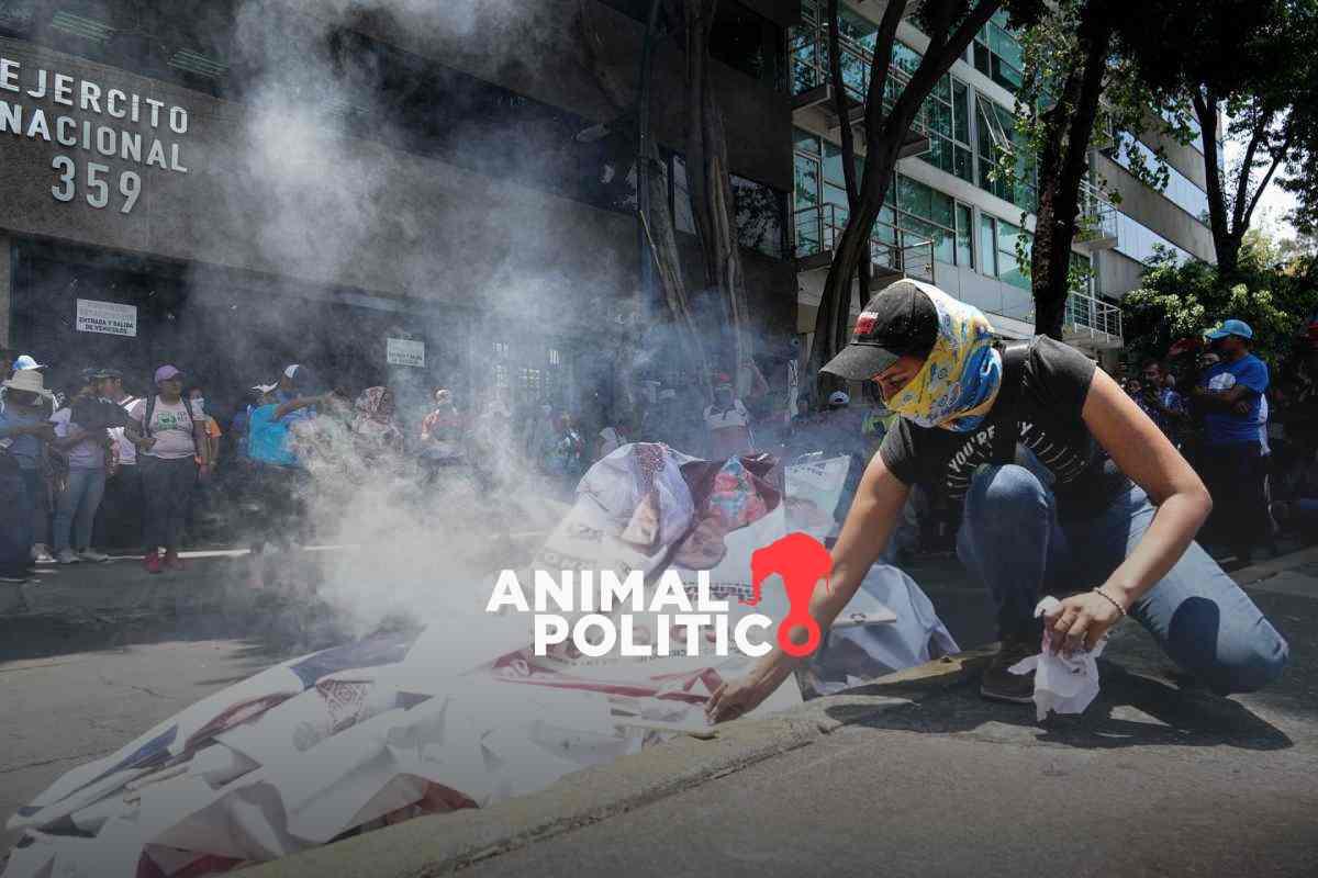 CNTE quema propaganda en sedes de partidos políticos en CDMX; levanta bloqueo frente al INE