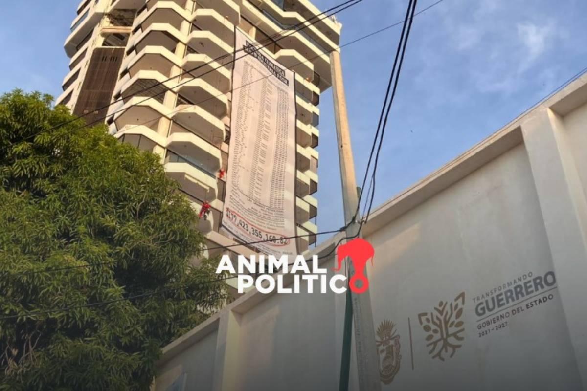Despliegan factura gigante en torre en Acapulco con costos de daños de la industria fósil en México