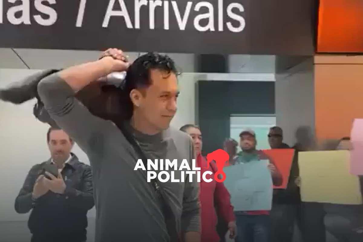"Los libros no son tuyos": Marx Arriaga es recibido con protestas en aeropuerto de Chihuahua