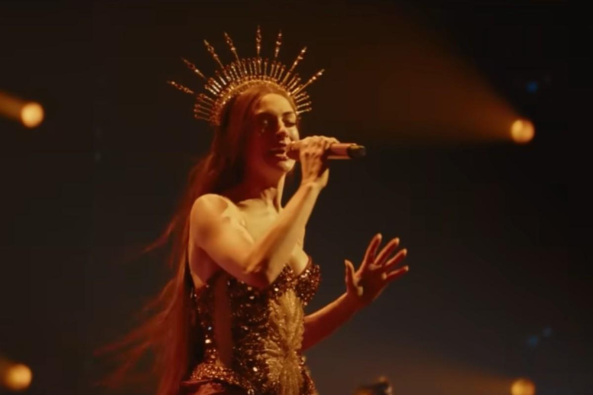 Imagen: “Burial”: la canción de Anne Hathaway y Charli xcx para “Mother Mary”, la nueva película de A24