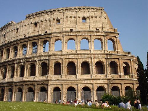 Se desprende fragmento del Coliseo Romano; turista afloja otro