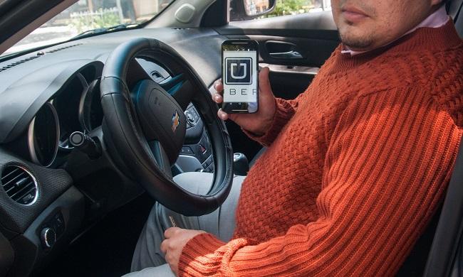 Autos de Uber y Cabify deberán portar distintivos en el DF