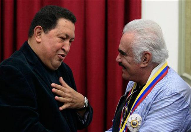 Hugo Chávez condecora a Vicente Fernández