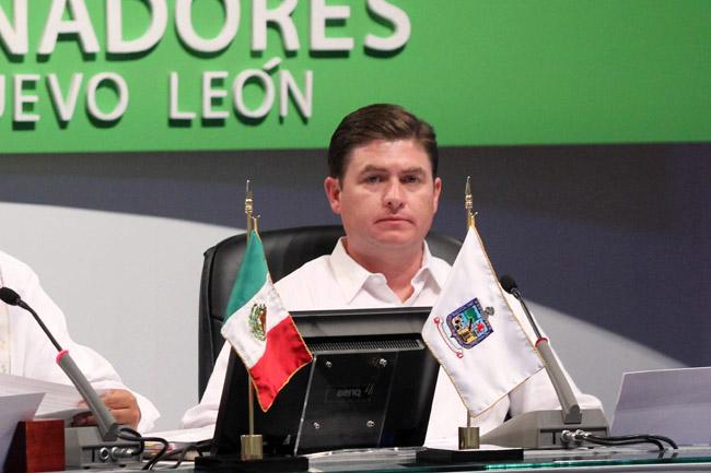 Recriminan deuda y corrupción a gobernador de Nuevo León en su último informe