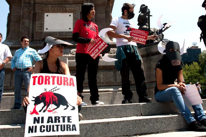 Policías y activistas se enfrentan en la Plaza México