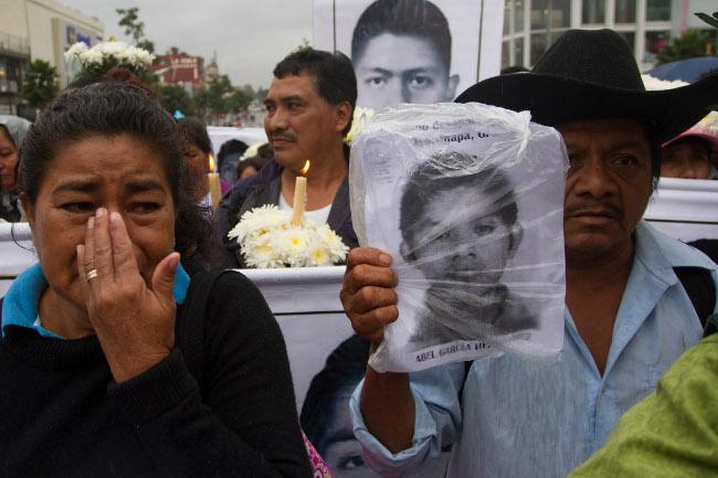 PRI y PAN en el Senado insisten en que Aguirre renuncie por el caso Ayotzinapa