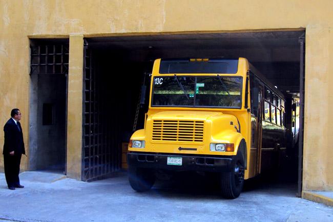 Reportan autobús escolar baleado en Huixquilucan