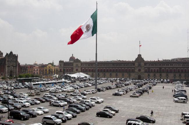 Usan el Zócalo como estacionamiento durante informe; Presidencia se disculpa