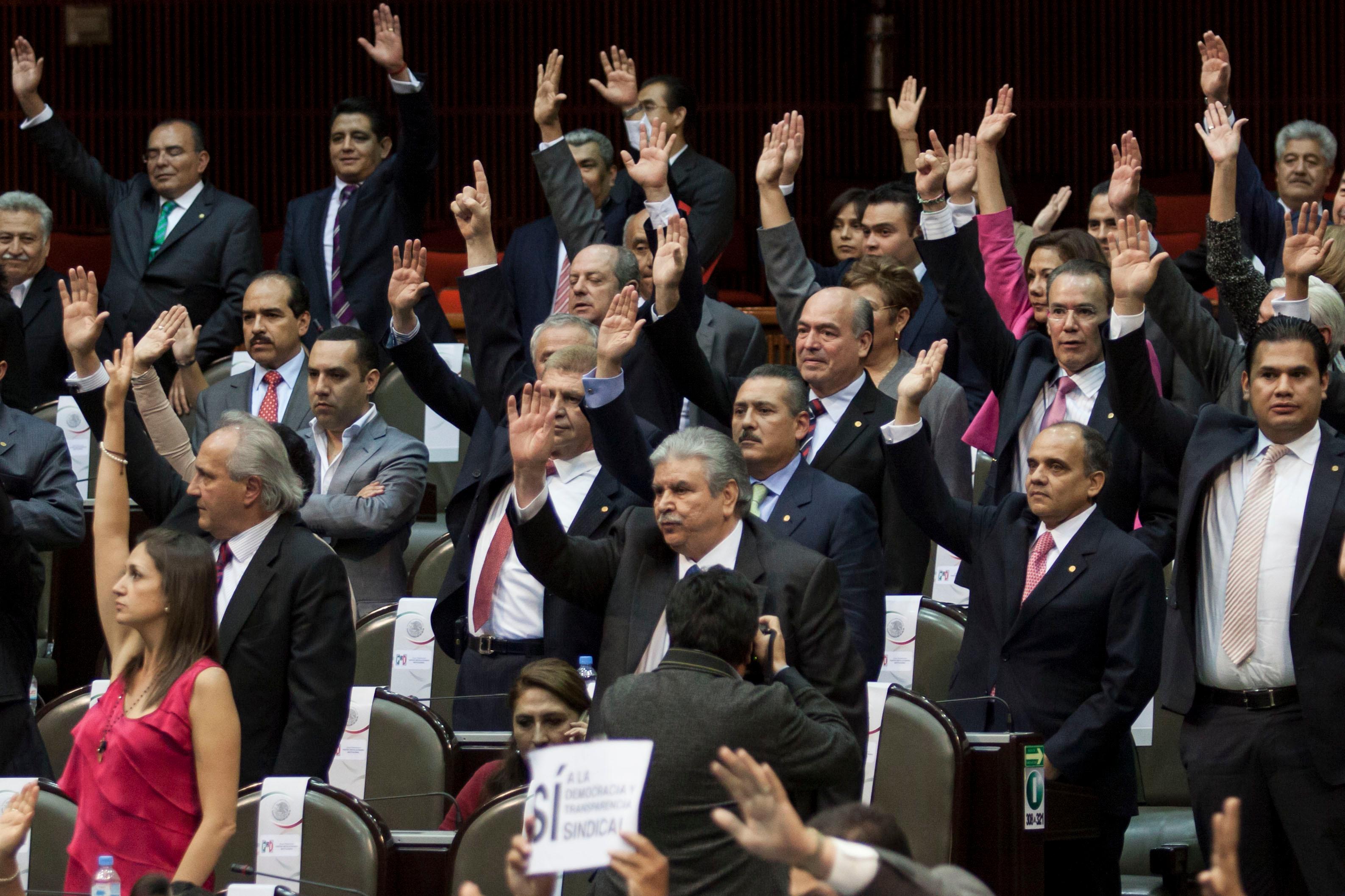 Senadores <i>palomean</i> reforma al IFAI; la regresan a diputados