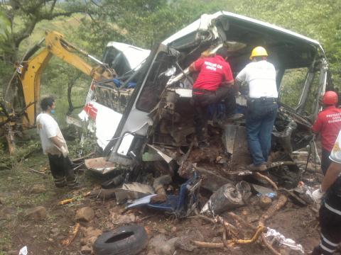 Aumentan a 29 los muertos por accidente carretero en Guerrero