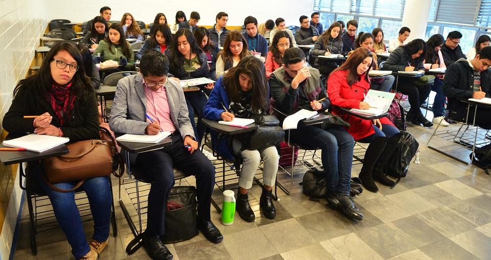 SEP reduce dinero de becas para que alumnos de la UNAM estudien en el extranjero