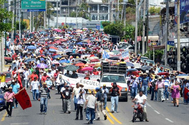 Levantan maestros de Guerrero bloqueo en la Autopista del Sol