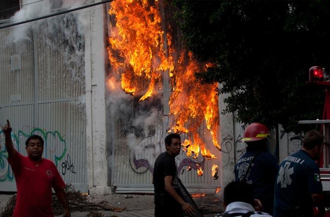 Grupo armado incendia el diario “El Buen Tono” de Veracruz