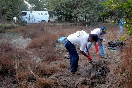 Suman 21 cuerpos en fosas clandestinas en Jalisco y Michoacán