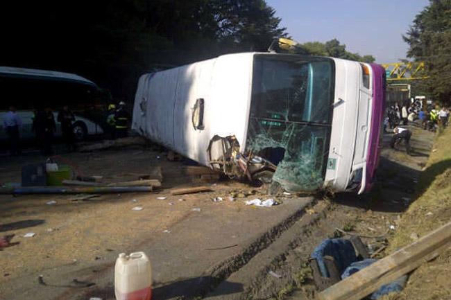 Vuelca camión de la UNAM; hay seis muertos y 26 lesionados