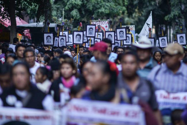 Este gobierno ya se va y quiere cerrar el caso Ayotzinapa, acusan padres de normalistas desaparecidos