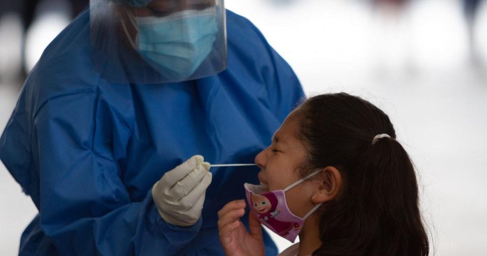 Gobierno publica guía de vacunación COVID para menores; contempla 44 padecimientos