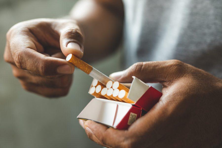Salud busca prohibir exhibición de cigarros; sector privado ve golpe a...