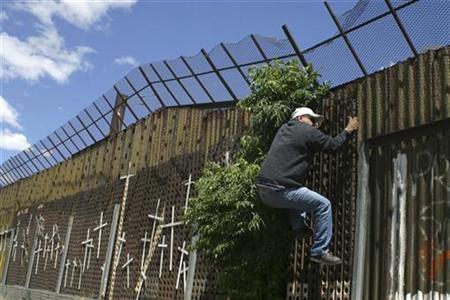 Ni el muro ni la Border Patrol los detiene: así de fácil saltan dos jóvenes de Nogales a EU