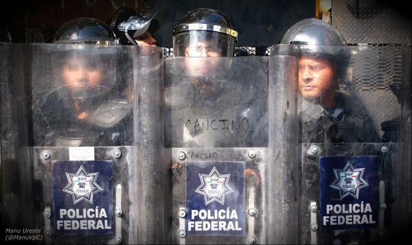 Comerciantes se enfrentan con policías en Guadalajara; queman vehículos