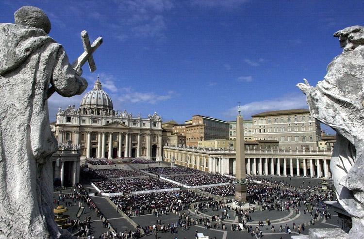 El Vaticano <i>ventila</i> su propio código de vestimenta