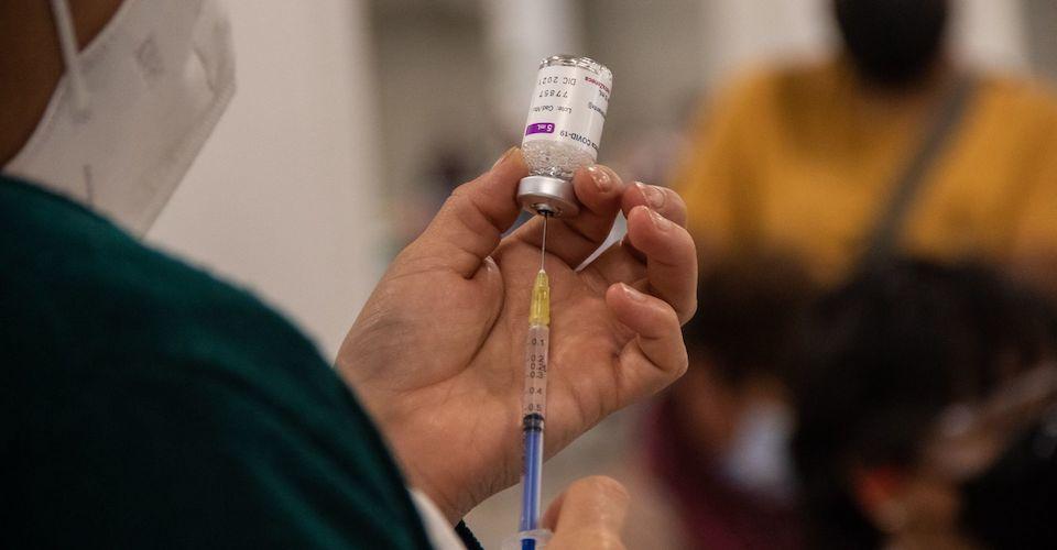 Vacunación contra COVID: la CDMX aplicará el refuerzo para personas de 18 a 29 años