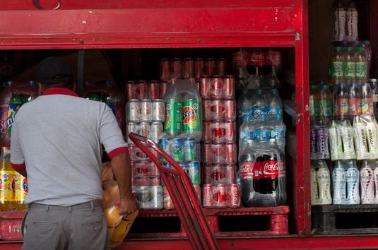 El impuesto a bebidas azucaradas disminuyó 12% el consumo, revela estudio