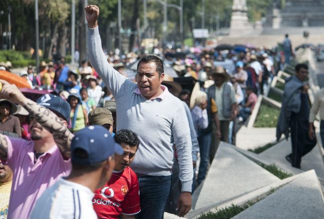 Tras enfrentamiento con granaderos, CNTE levanta bloqueo