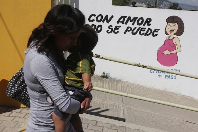 Secretario atribuye partos “al exterior” de hospitales en Oaxaca a “brutal rezago en salud”