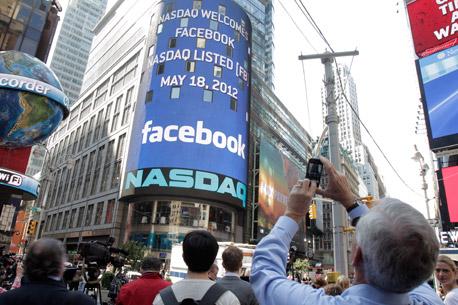 Facebook debuta en la Bolsa de EU y suben sus acciones en 10%