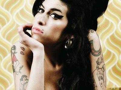 Fans de Amy Winehouse rinden tributo con collage en video