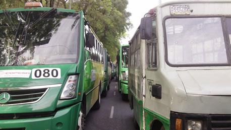Paran transportistas en Veracruz, Querétaro y Edomex por aumentos al combustible