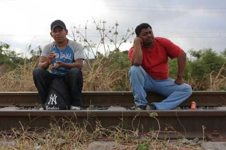 Asaltan a 100 migrantes en Oaxaca, denuncia Solalinde