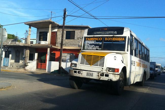 Disparan contra autobús de pasajeros en Sinaloa