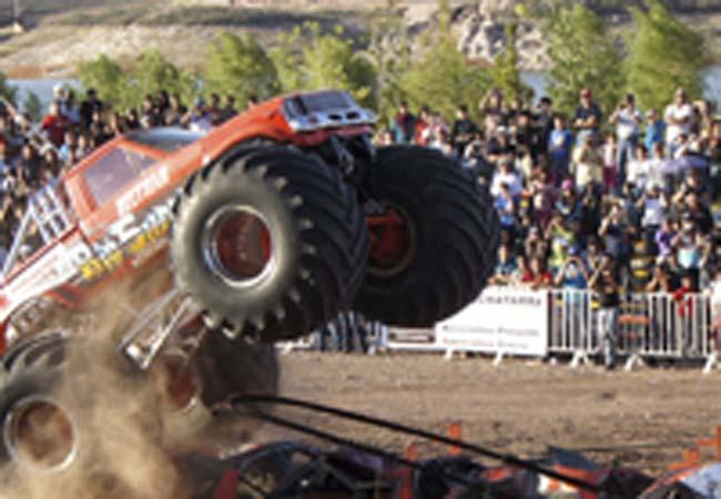 Mueren 8 personas atropelladas por un ‘monster truck’ en Chihuahua (video)