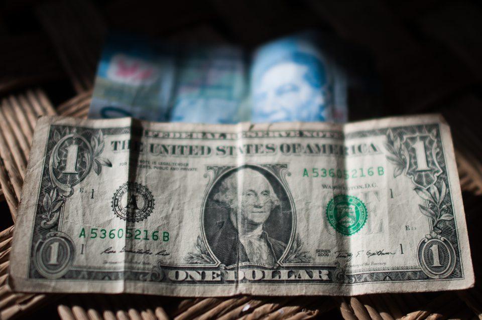 Regresa el nerviosismo a los mercados financieros: el dólar se vende hasta en 25.70 pesos