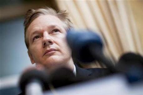 Fans de Assange <i>hacen la vaca</i>; juntan mitad de fianza