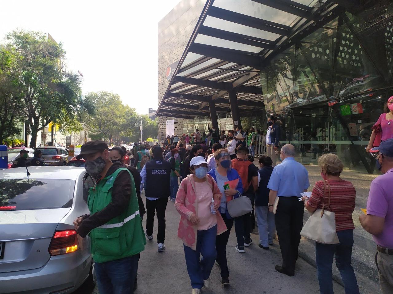 Entre largas filas y caos, aplican segunda dosis de vacuna a adultos mayores en Benito Juárez