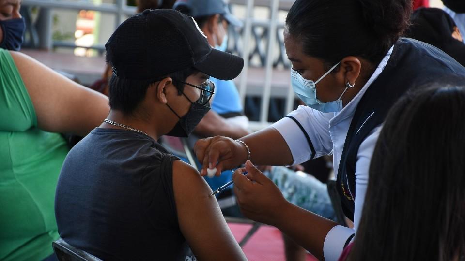Vacunarán contra COVID a adolescentes de 15 a 17 años sin comorbilidad