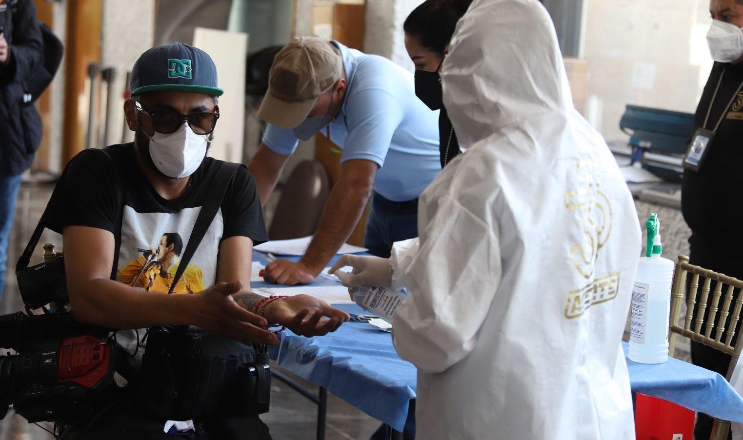 Tendencia de contagios de COVID baja 38% en México; Salud reporta 901 casos en el último día