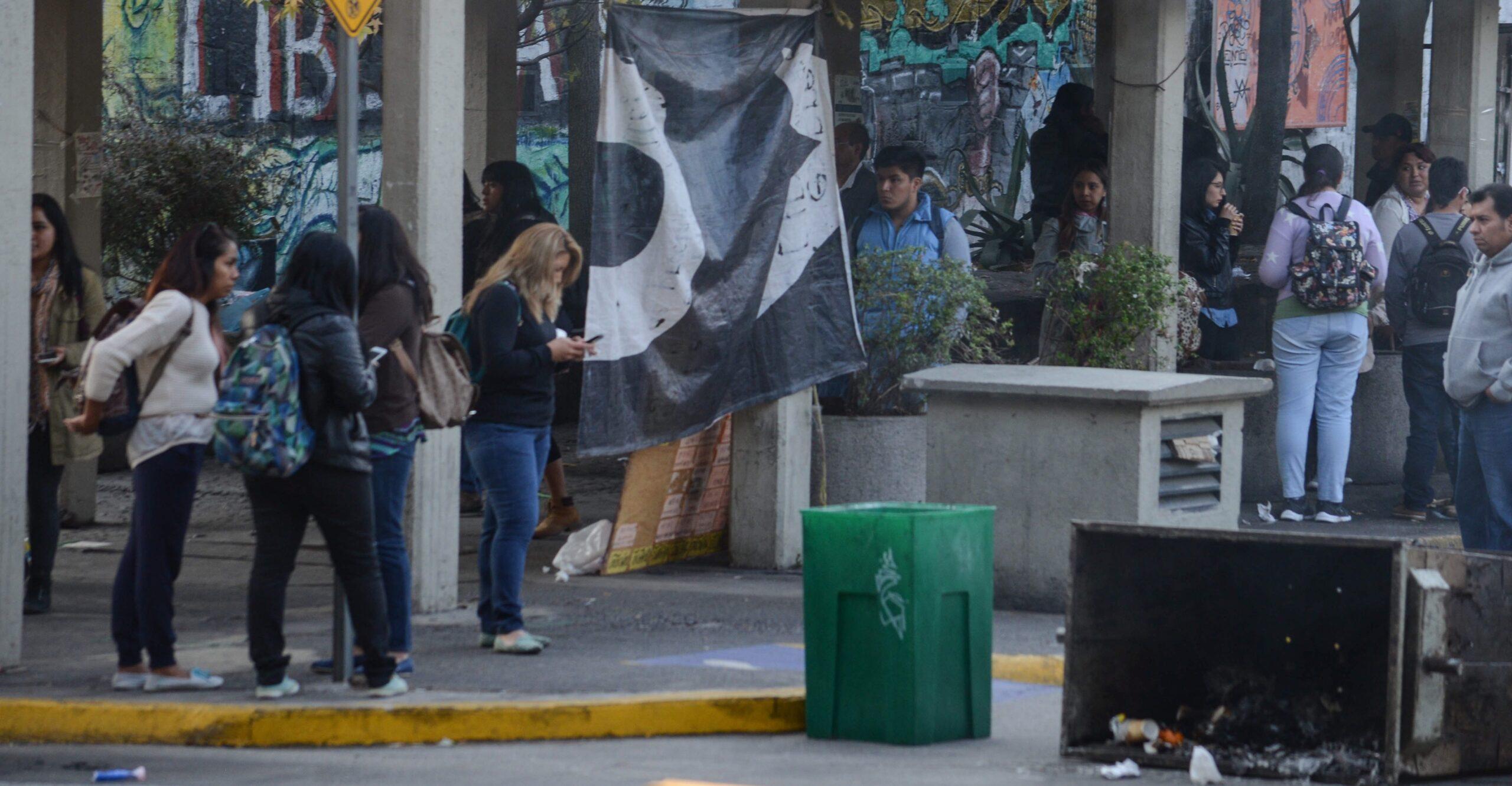 Jóvenes encapuchados bloquean ingreso vehicular a la Facultad de Ciencias Políticas en la UNAM
