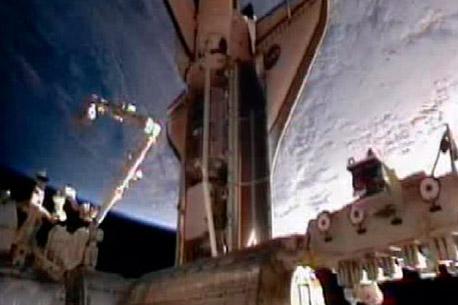 Astronautas abordo del Discovery inician primera caminata espacial