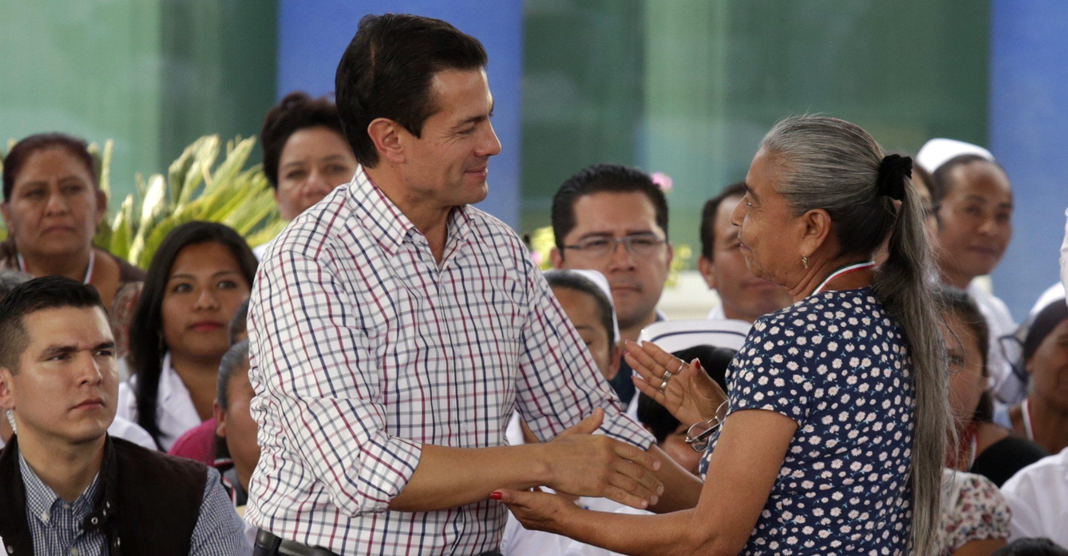 Peña Nieto pide a mujeres vigilar que sus maridos utilicen tarjetas para reconstruir viviendas, y no para comprar cerveza