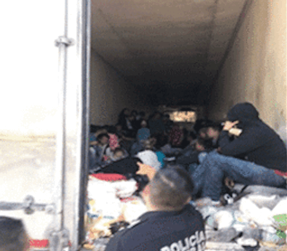 Golpes y gritos de auxilio salvan de la muerte a 100 migrantes hacinados en camión