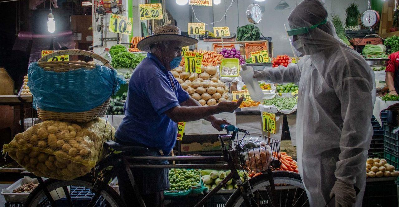 Cubrebocas, gel antibacterial y sana distancia: ¿Cómo prevenir contagios de COVID-19 en mercados?