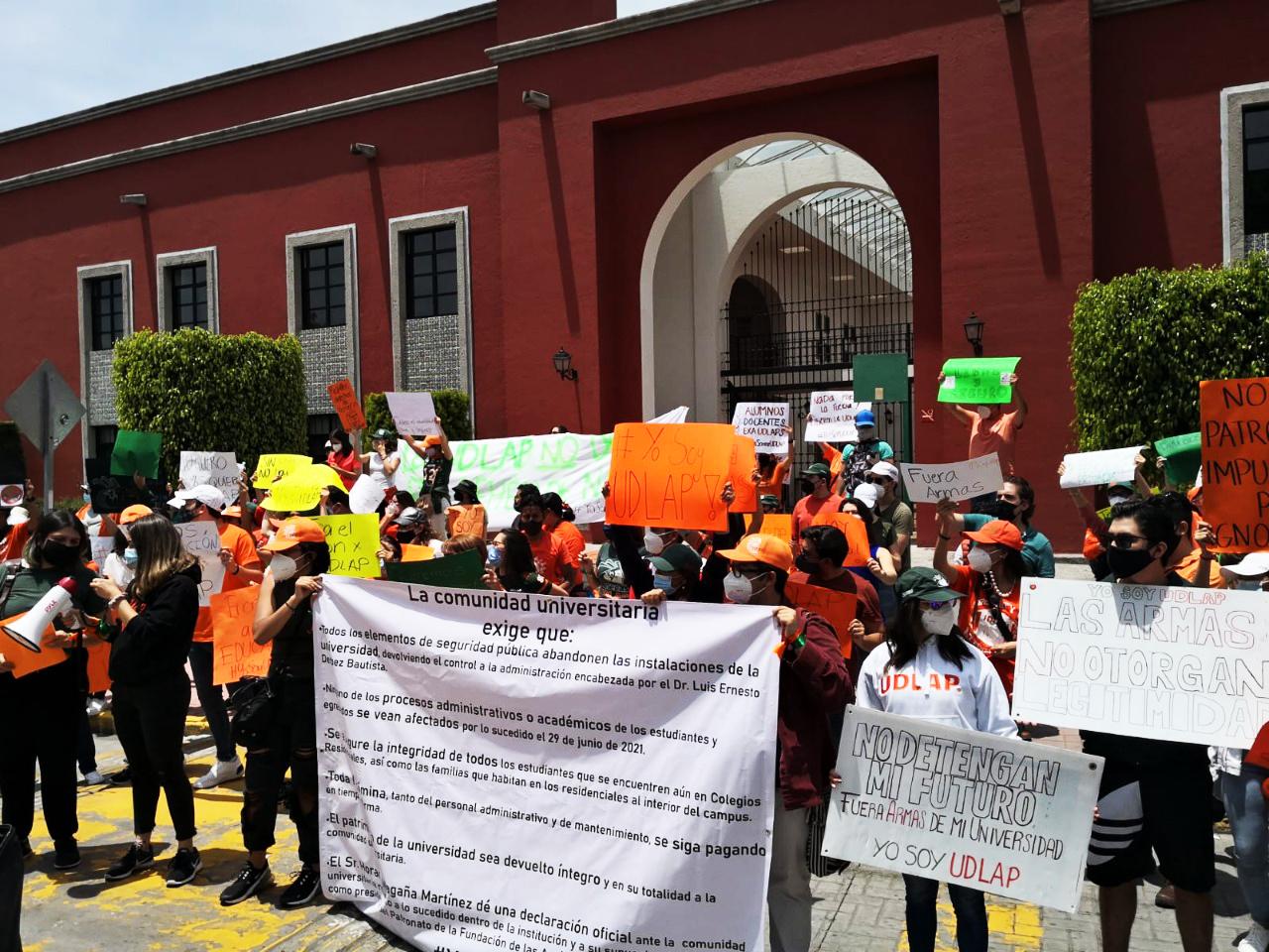 “Libros sí, armas no”: alumnos y docentes exigen que policías salgan de la UDLAP