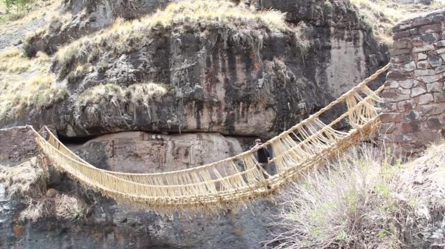 El último puente Inca hecho de cuerdas (y que aún puedes cruzar)