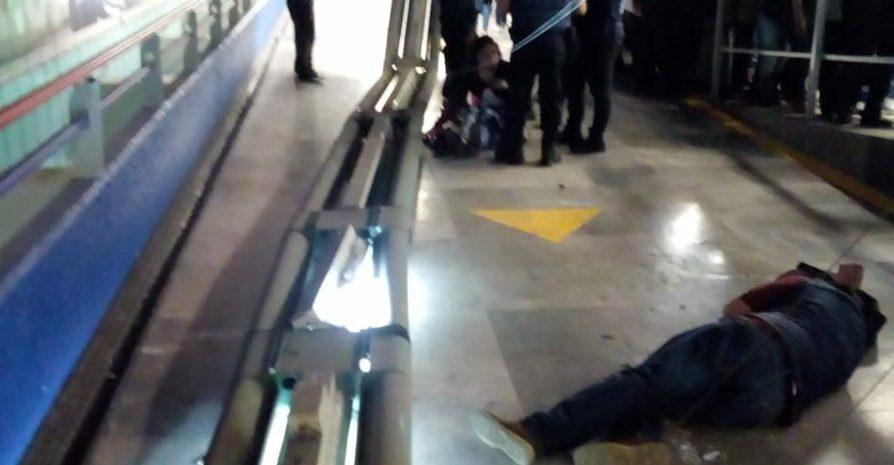 Caen lámparas en estación Garibaldi-Lagunilla; dos personas resultan lesionadas