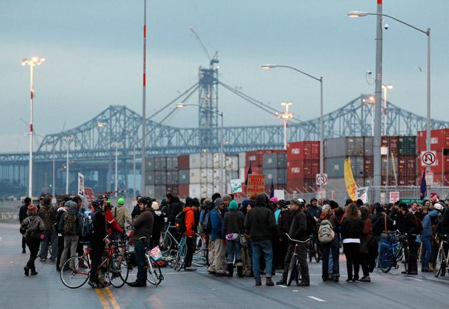 Desalojan a indignados de puertos de Oakland y San Diego