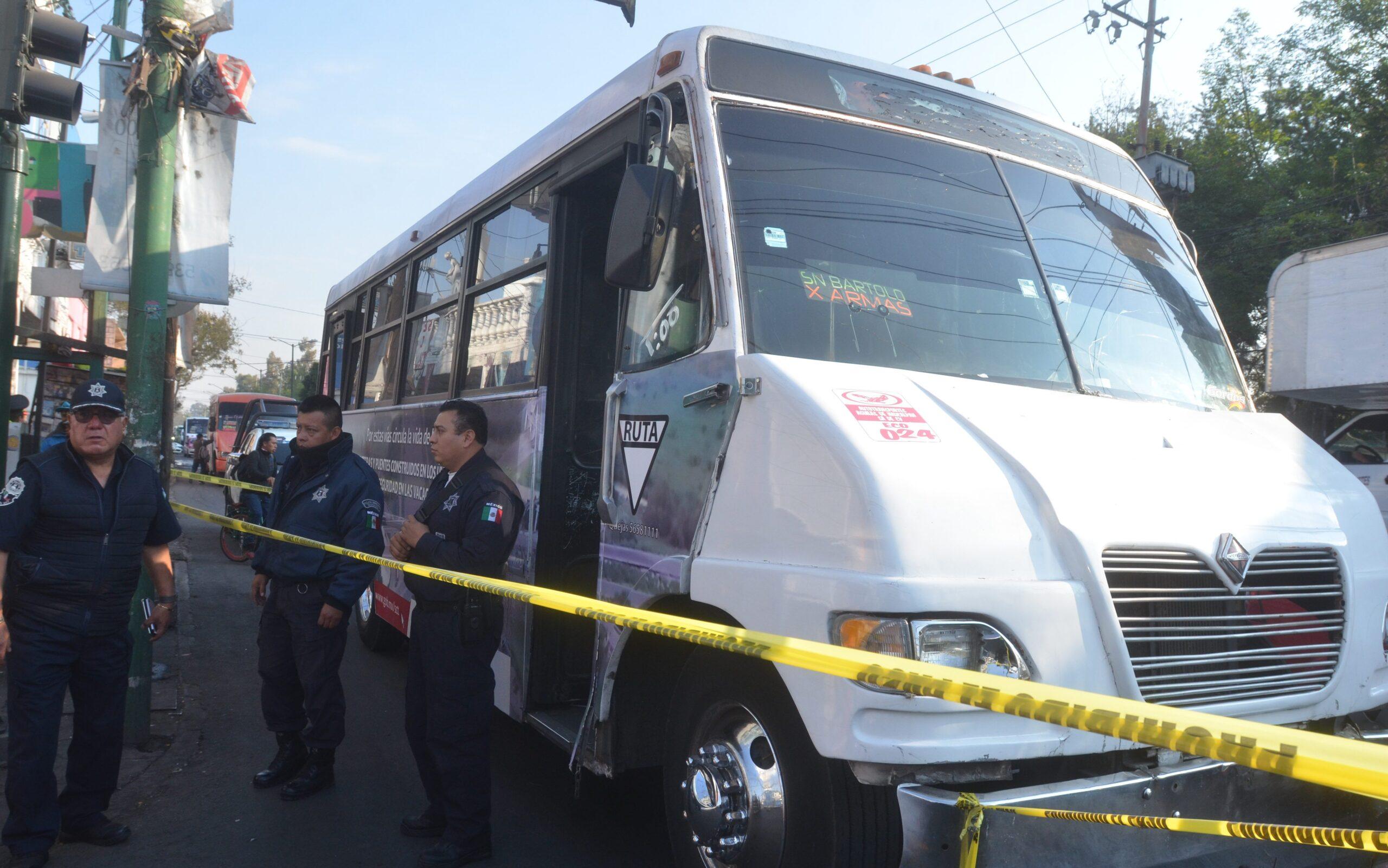 Pasajeros someten a tres hombres que intentaron asaltar autobús en el Edomex